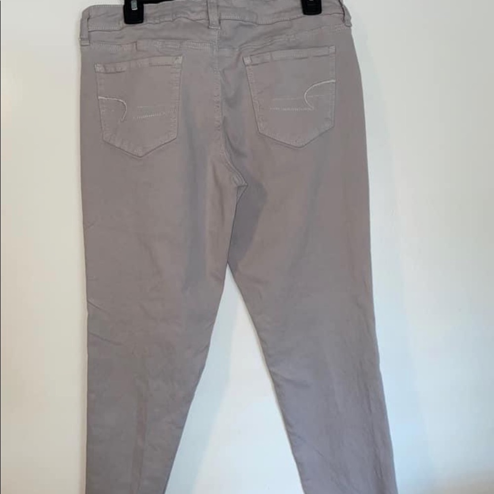 American eagle off white skinny stretch jeans 
Size 12-100% cotton